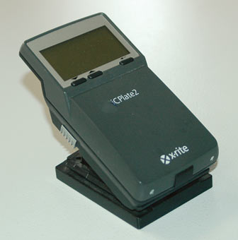 Рис. 1. Проверка качества офсетной печатной формы уже на выходе осуществляется прибором для измерения растровой плотности от фирмы XRite iCplate2.