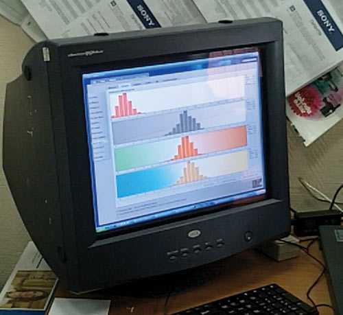 Рис. 8. Для построения ICC-профилей в типографии установлена система от фирмы X-Rite (i1iO). На рисунке слева показано измерение теста, отпечатанного на цветопробном устройстве.