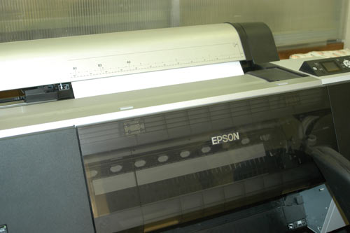 Рис. 4. Приложение к программе Color Proof Pro работает с цветопробным устройством — принтером Epson Stylus Pro 7900. По тестовым оттискам (справа) оно определяет возможности принтера, например максимальное количество чернил при печати плашки на бумаге