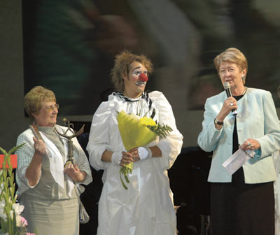 Премию представителю типографии вручает сенатор Наталья Дементьева (справа)