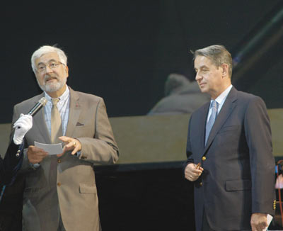 Чрезвычайному и Полномочному послу Французской Республики в Российской Федерации Жану де Глиниaсти (Jean de Gliniasty) (слева) премию вручает 
