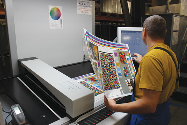Рис. 4. Получение и измерение параметров тестового оттиска на консоли печатной машины