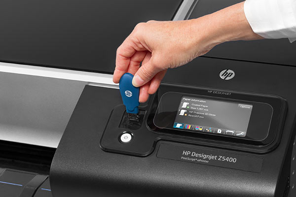 Одна из возможностей принтера — печать с USB-накопителей, рядом с USB-входом расположен цветной сенсорный экран