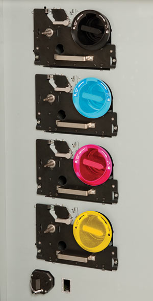 Каждое из четырех печатающих устройств основных цветов (Black, Cyan, Magenta, Yellow), расположенных вертикально, включает светодиодную печатающую головку, фотобарабан, блок проявки и ролик переноса