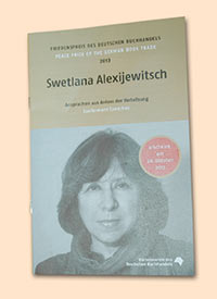 Посетители выставки не обошли вниманием награждение белорусской писательницы Светланы Алексиевич Премией мира Союзом немецких книготорговцев