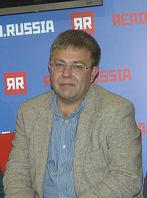 На российском стенде выступает поэт, переводчик, литературный деятель и главный редактор издательства «ОГИ» Максим Амелин