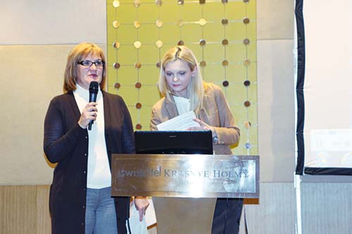 Представитель компании Arctic Paper Алла Мищенко (слева) дополнила доклад Анны Збожинской (справа) более подробным рассказом о бумагах шведского концерна и экологичности их производства