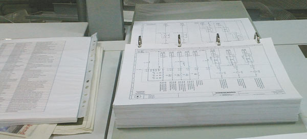 Один из многостраничных томов документации на офсетную печатную машину только подчеркивает сложность работы сервис-инженера