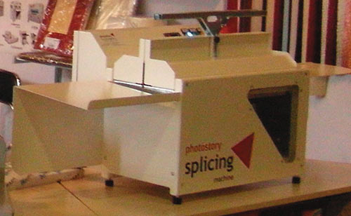 Рис. 2. Машина Splicing для скрепления кромок двух отпечатков с помощью пластиковой ленты