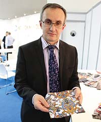 Ведущий менеджер по поддержке продукции компании Konica Minolta Алексей Лукьянчук демонстрирует возможности печати Nassenger PRO 120 на текстиле