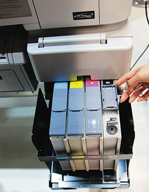 Для экономии при печати принтеры оборудованы специальными интегрированными пополняемыми емкостями для чернил объемом 1,5 л