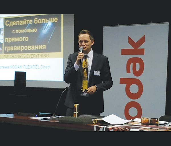 Специалист по решениям для упаковочной отрасли ООО «Кодак» Сергей Томиловский представляет устройство прямого лазерного гравирования Kodak Flexcel Direct