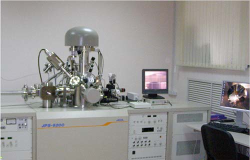 Рис. 5. Приборы центра научных исследований МГУП: сканирующий электронный микроскоп (а) и рентгеновский фотоэлектронный спектрометр (б)