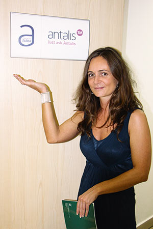 Елена Березина демонстрирует табличку на входе в «Бумажную лавку» со своим собственным логотипом
