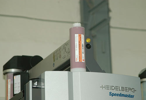 Рис. 2. Одна из красочных печатных секций Speedmaster CD 102-5+L и система подачи краски Ink Star из туб