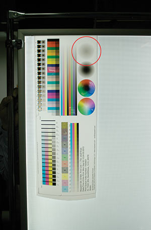 Рис. 10. Рассматривая распечатанные тестовые шкалы на глянцевой (слева) и прозрачной основе, можно сделать вывод, откалиброван ли принтер и может ли он начать работу над коммерческими заказами