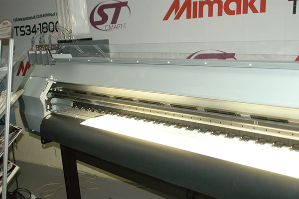 Рис. 2. Сублимационный плоттер Mimaki TS34-1800A специально разработан для рынка термотрансферной печати и производит высокоскоростную струйную печать (скорость до 83 м2) фотографического качества по полиэфирным тканям, самоклейке и другим материалам