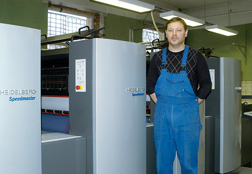 Печатник Сергей Прусов (13 лет в полиграфии) на фоне новой 4-красочной печатной машины Speedmaster SM 74-4