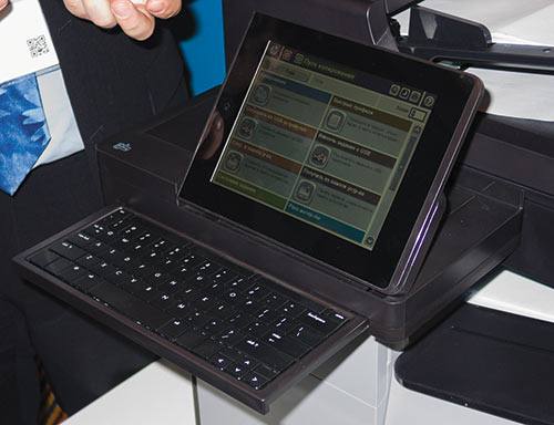 На панели управления МФУ Officejet Enterprise Color MFP X585z наряду с сенсорным дисплеем предусмотрена выдвижная аппаратная клавиатура