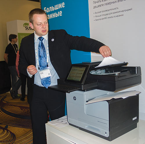 Михаил Сорокин, менеджер по развитию категории «Лазерные принтеры HP», демонстрирует возможности МФУ HP Officejet Enterprise Color MFP X585z 