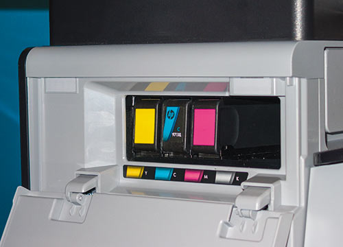 Доступ к чернильным картриджам в МФУ Officejet Enterprise Color MFP X585 осуществляется через дверцу на передней панели 
