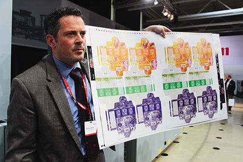 Андреас Леттнер, продакт-менеджер по Oce Infinistream, демонстрирует отпечатки, сделанные в четыре и семь цветов