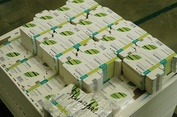 Примеры фармацевтической упаковки типографии «Промис» в цехе и на стенде