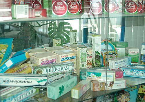 Примеры фармацевтической упаковки типографии «Промис» в цехе и на стенде