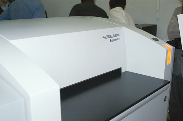 Рис. 4. В типографии работают два компактных устройства CtP Suprasetter (Heidelberg). Машины термальные с рекордно низким энергопотреблением. Разрешение вывода — 2540 dpi. Возможно дооснащение машины с целью увеличения разрешения 
