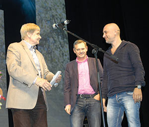 Премию Захару Прилепину (справа)вручает вице-президент Академии российской словесности писатель Сергей Есин