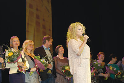 Народная артистка России Лариса Долина завершила церемонию советской  песней о процветании нашей страны
