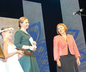 Заместитель Министра культуры РФ Елена Миловзорова (в центре) приняла участие в церемонии награждения лауреатов премии «Книга года»