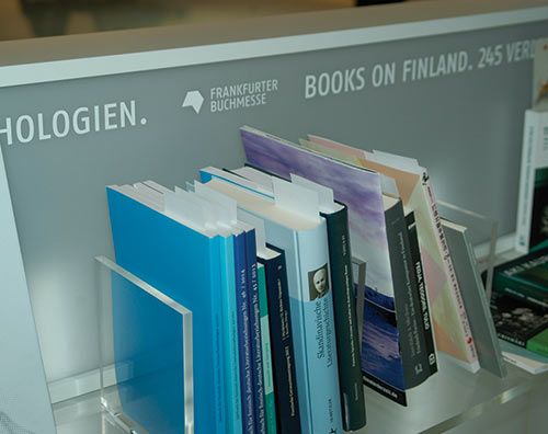 Книги и дипломатия: президент Финляндии Саули Вяйнямё Нийнистё (фото сверху) и Федеральный президент Германии Йоахим Гаук (на переднем плане) во время осмотра выставки