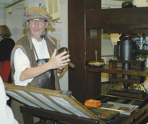 Если надеть на печатника кожаный фартук и запустить музейный печатный пресс, то на одной из площадок машина времени перенесет посетителей в XIV век
