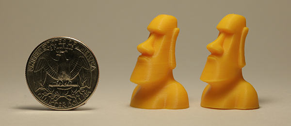 Образцы моделей, изготовленных на 3D-принтере ATOM 2.0 по технологии Fused Filament Fabrication с минимальной и максимальной разрешающей способностью. Слева — монета достоинством 25 центов (ее диаметр — 24,3 мм)