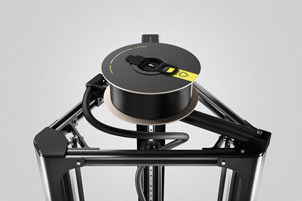 Установка катушки с рабочим материалом в 3D-принтере ATOM 2.0. Нить подается в печатающую головку через гибкую трубку 