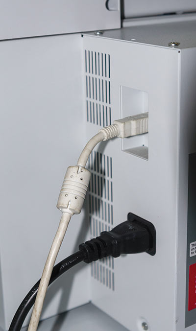 Розетки для подключения силового и интерфейсного кабелей размещены таким образом, что устанавливаемые 