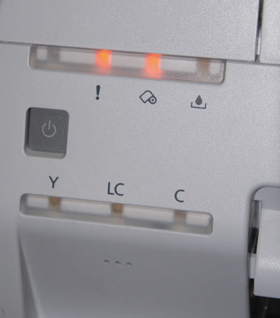 Кнопка включения питания и световые индикаторы в левом верхнем углу передней панели