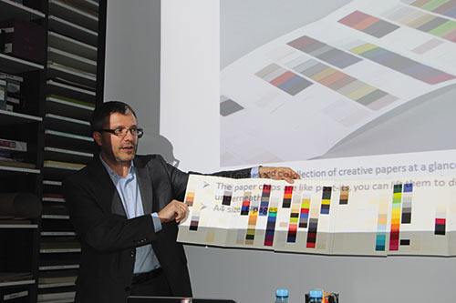 Региональный директор по продажам компании Arjowiggins Creative Papers Томаш Перет демонстрирует The Paper Book