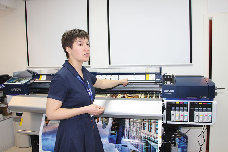 Екатерина Атрошкина, менеджер по широкоформатным и промышленным устройствам московского представительства компании Epson, демонстрирует особенности конструкции принтера SureColor SC-S60610