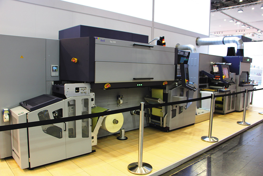 На стенде также демонстрировалась система струйной УФ-печати Tau  330 в сочетании с лазерной системой отделки (LFS)