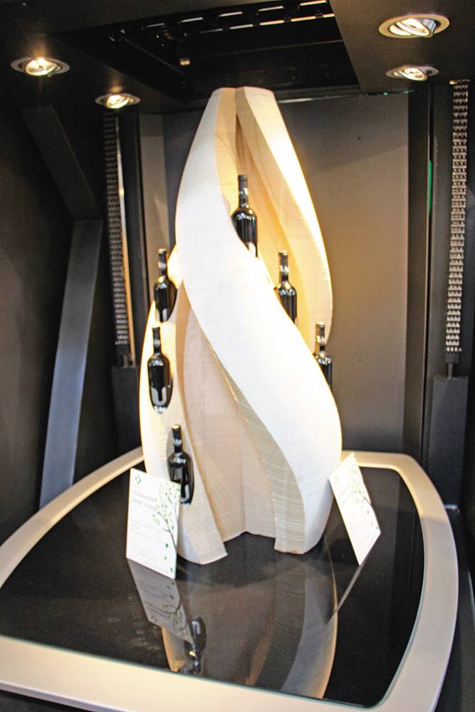 В качестве примера 3D-печати из бумаги компания Highcon демонстрировала винный стенд высотой более 1 м, созданный 