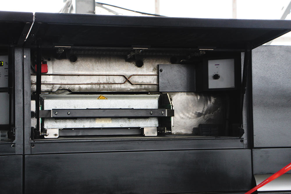 Установленная в типографии «ЗЕТАПРИНТ» печатная машина с удлиненной приемкой, идущей после секции лакирования, снабжена модулями ИК-сушки, сушки горячим воздухом и обдува холодным воздухом. Все это позволяет качественно высушивать используемый лак, независимо от скорости, на которой работает машина, и от объема лака