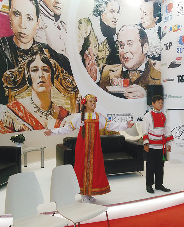 На фоне баннеров с кадрами из культовых советских фильмов выступало молодое поколение