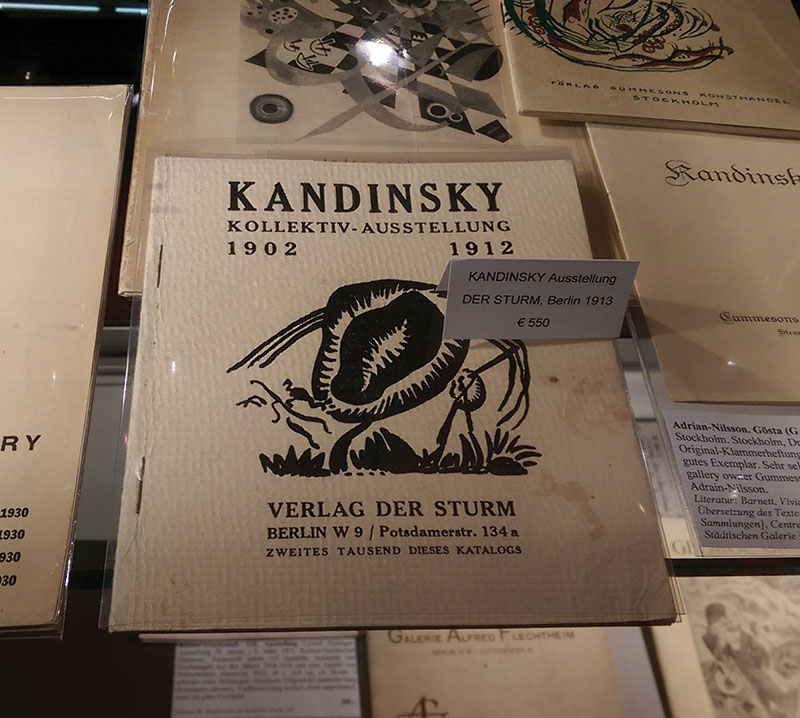 Скромненькая брошюрка-каталог начала прошлого века, посвященная Кандинскому, на антикварной площадке стоила 550 евро
