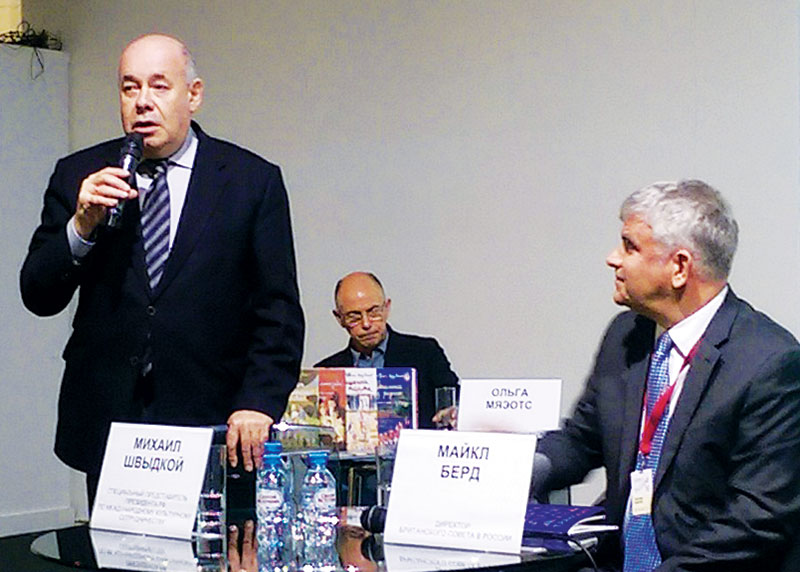 Михаил Швыдкой (слева) и директор Британского Совета в России Майкл Берд (справа) представили обширную программу знаковых британских литераторов
