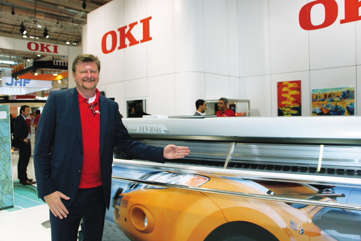 Франк Яншке (Frank Janschke), старший менеджер OKI EUROPE по решениям для широкоформатной печати, демонстрирует флагман компании — ColorPainter H3-104s