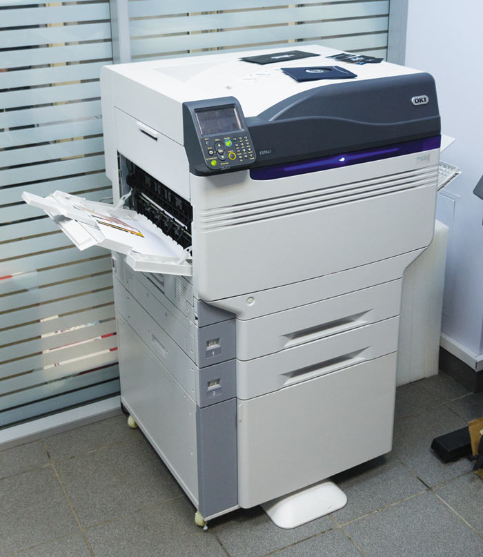 Принтер OKI Pro9541 в помещении салона оперативной полиграфии Print Life