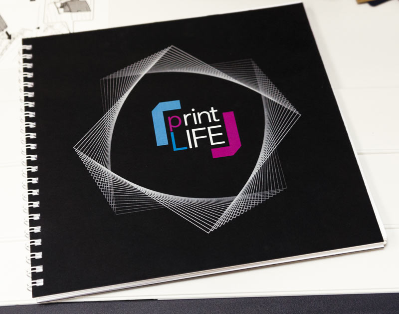Рисунок на обложке блокнота, напечатанный принтером OKI Pro9541. В данном случае белый тонер был использован 
для нанесения элементов изображений 
и формирования подложки для цветных объектов