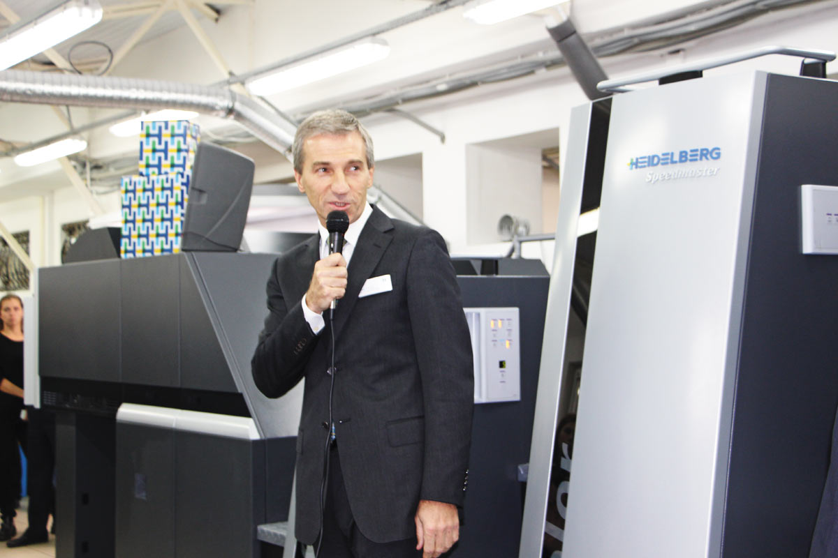 Юрий Уколов, руководитель отдела продаж оборудования «Гейдельберг-СНГ», подчеркнул высокую степень автоматизации новой печатной машины